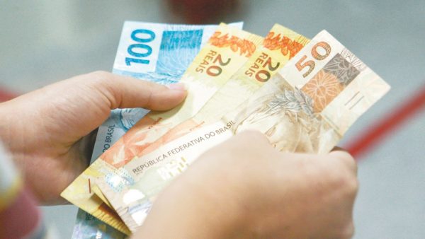 Projeção de salário mínimo de 2020 cai de R$ 1.039 para R$ 1.030